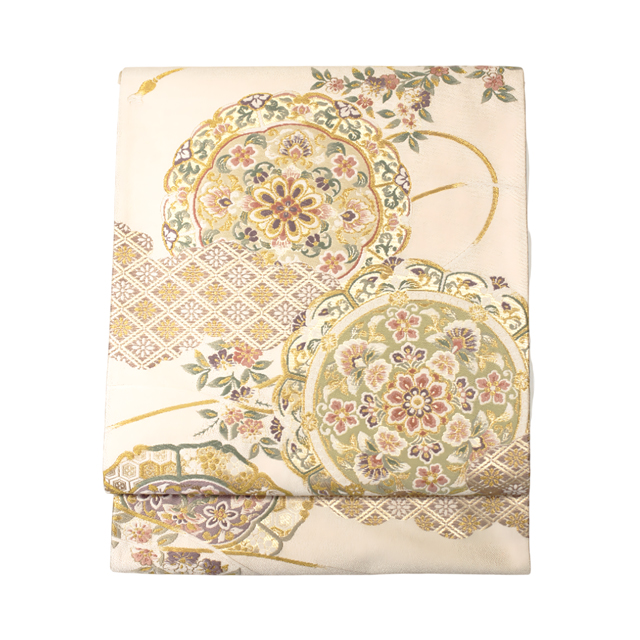 西陣の名門・京藝が贈る、至高の輝き。袋帯「美粧」— 四季の彩りと鏡裏文様が織りなす、格別の気品。 西陣の名門・京藝が贈る、至高の輝き。袋帯「美粧」— 四季の彩りと鏡裏文様が織りなす、格別の気品。